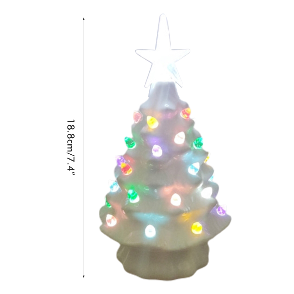 Ein weißer Keramik-Weihnachtsbaum mit bunten Lichtern und einem Stern oben. Er ist 18,8 cm hoch.