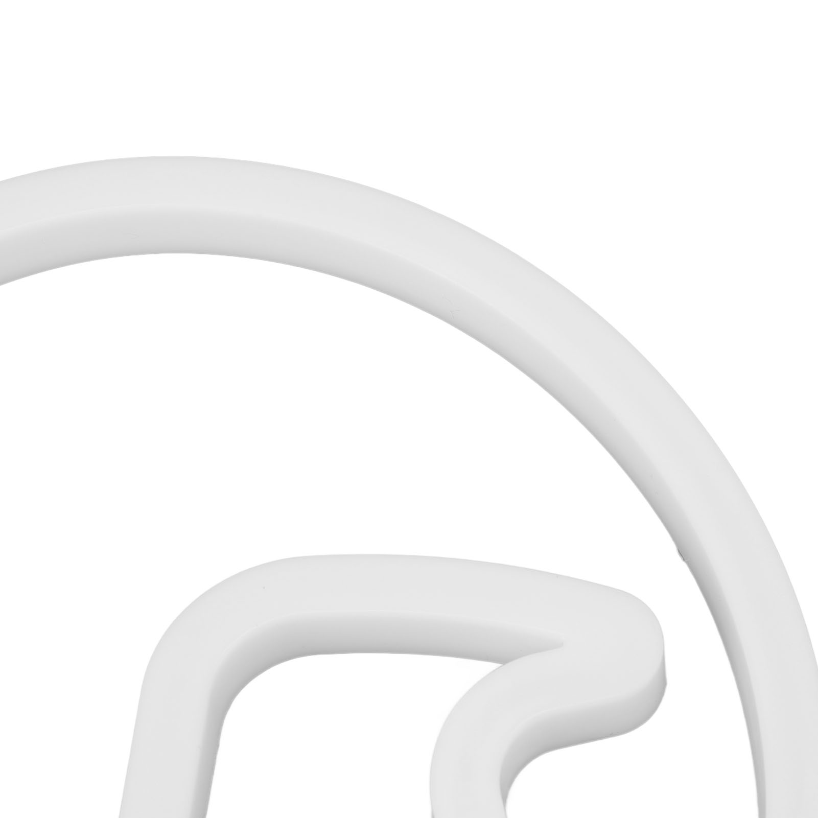 Nahaufnahme einer weißen, gebogenen Form vor weißem Hintergrund. Die Form ist abgerundet und durchgehend, ähnelt einem Design.