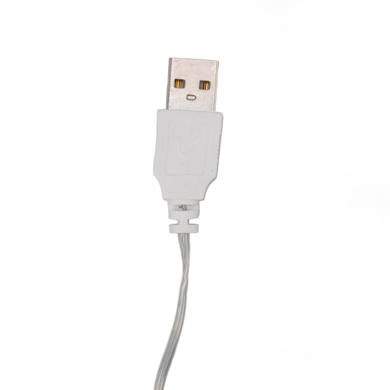 Ein weißes USB-Kabel auf weißem Hintergrund. Das USB-Ende ist silberfarben, mit weißem Stecker und Kabel.