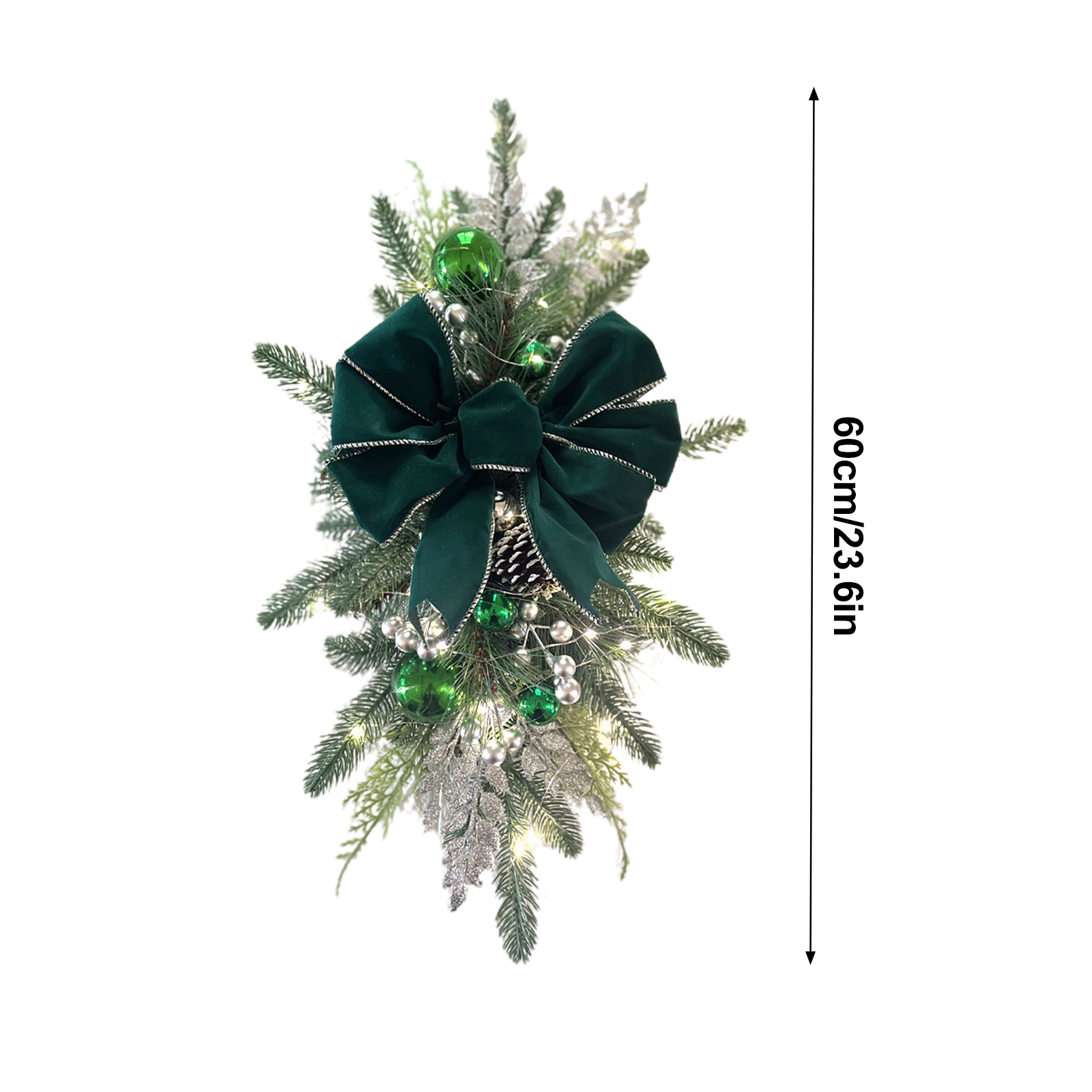 Eine Weihnachtsdekoration. Sie hat eine grüne Schleife, Ornamente, Tannenzapfen und Lichter. Sie ist 60 cm lang.