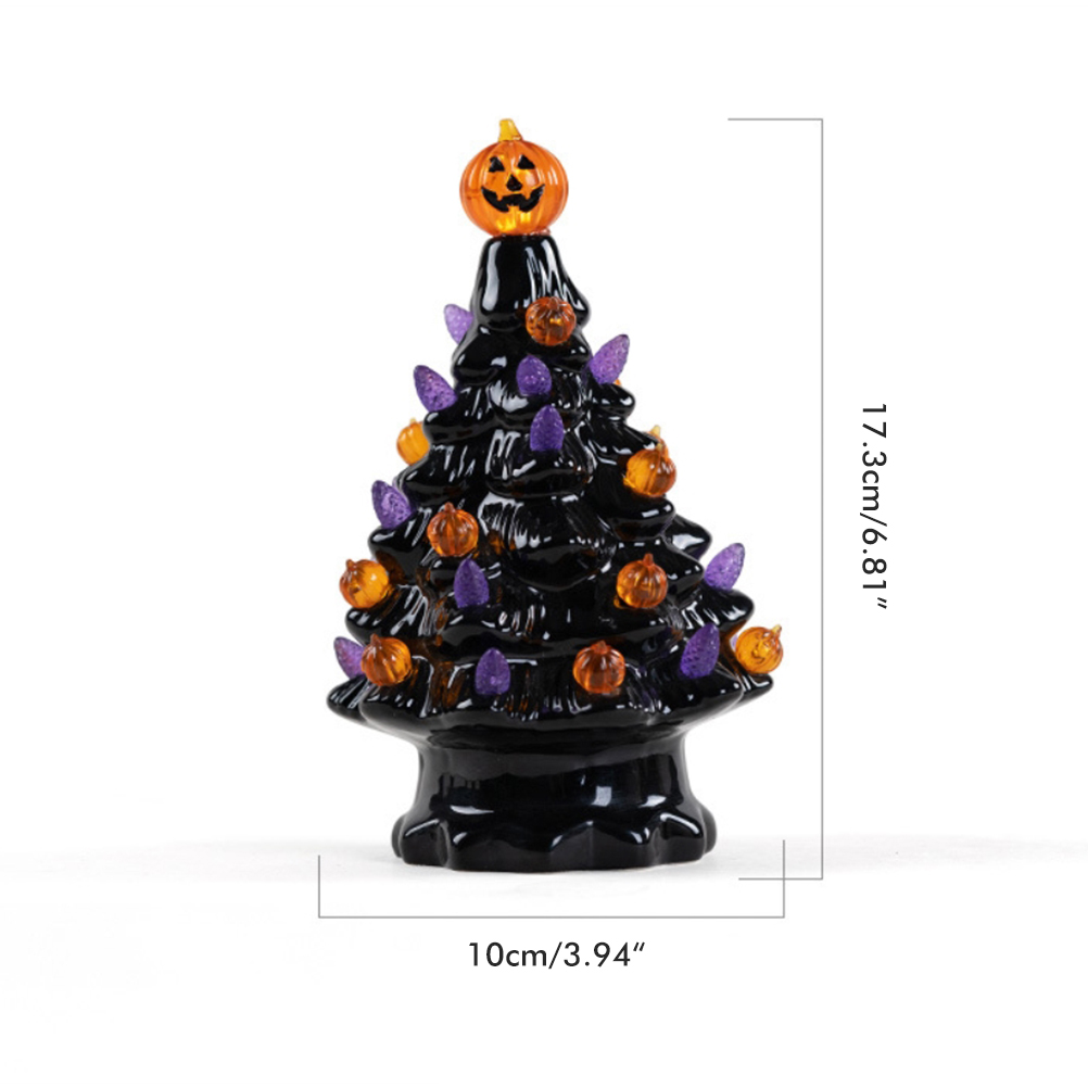 Schwarzer Keramik-Halloweenbaum mit orangefarbenen Kürbissen und lila Lichtern. Ein Kürbis schmückt die Spitze. Abmessungen sind 17,3 cm/6,81" und 10 cm/3,94".