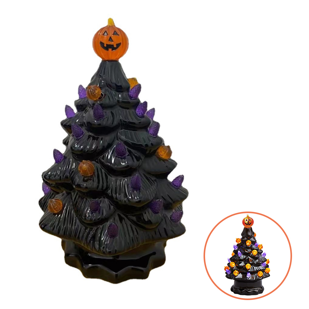 Ein schwarzer Keramik-Halloween-Baum mit lila und orangefarbenen Lichtern. Oben sitzt ein Kürbis-Gesicht. Eine kleinere Version befindet sich in der Ecke.