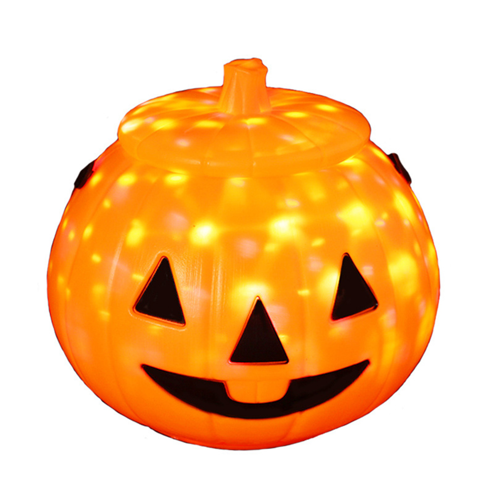 Ein orangefarbener Halloween-Kürbis mit Deckel, der mit kleinen Lichtern beleuchtet ist. Er hat ein geschnitztes Gesicht mit dreieckigen Augen und einem gebogenen Mund.
