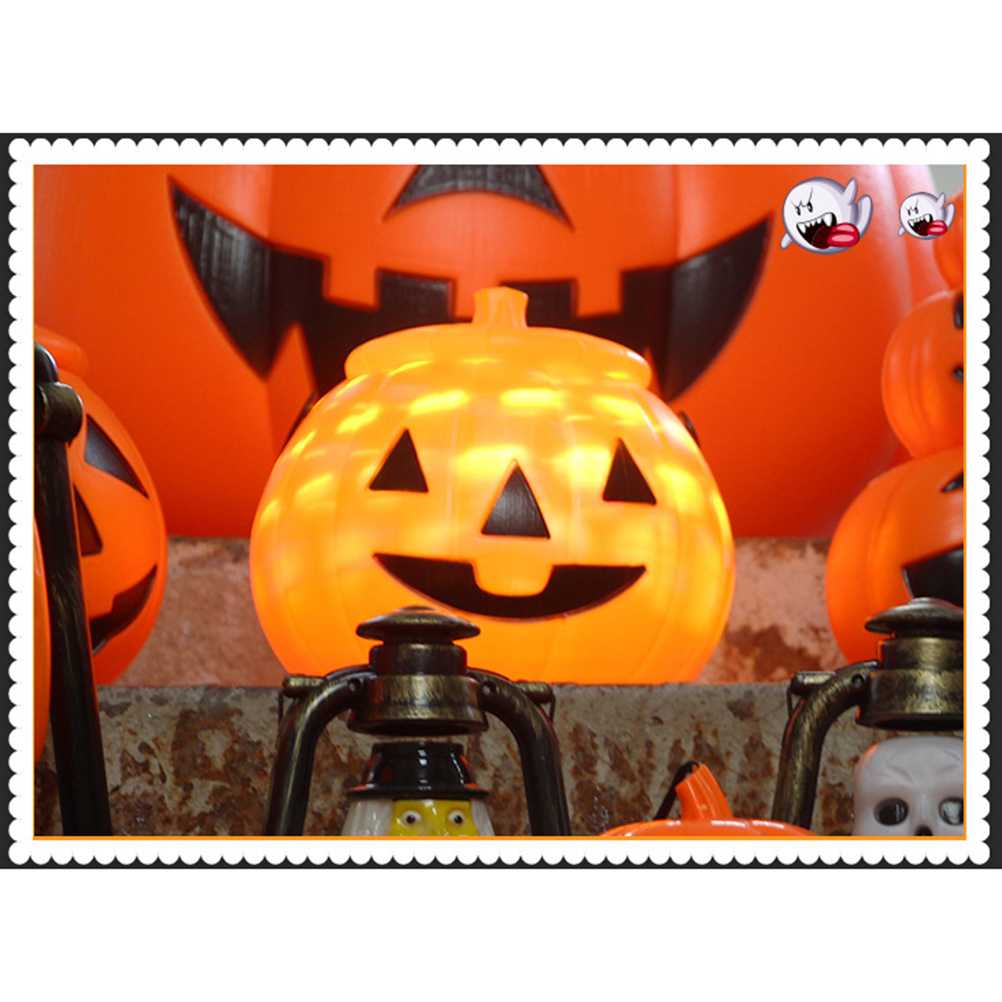 Orangefarbene Halloween-Kürbisse mit schwarzen Gesichtern und Laternen. Eine gruselige, festliche Szene mit Geisteraufklebern im Hintergrund.