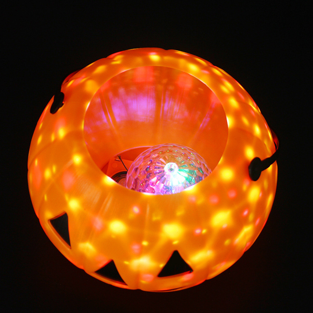 Ein orangefarbener Halloween-Kürbis mit dreieckigen Augen und Mund, der eine Discokugel im Inneren hält. Der Hintergrund ist schwarz.