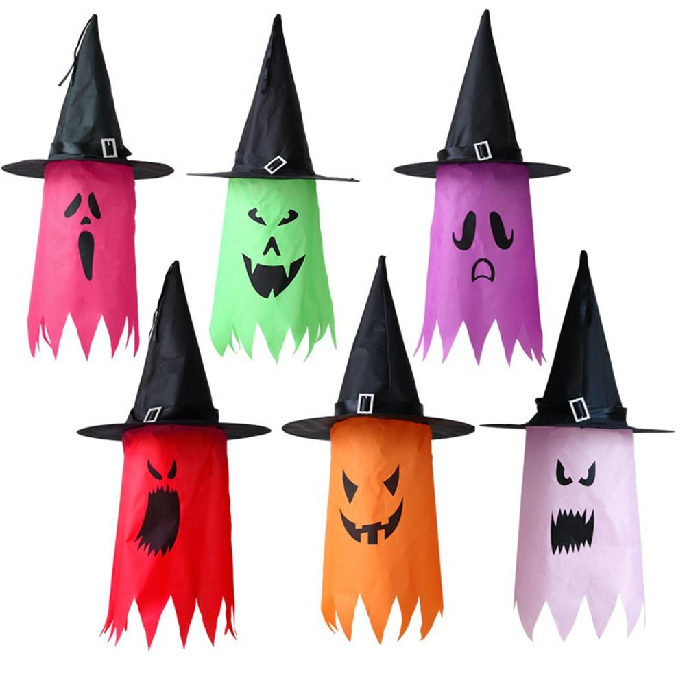 Sechs Halloween-Dekorationen: Geisterfiguren mit Hexenhüten in verschiedenen Farben, jede mit einem anderen gruseligen Gesicht.