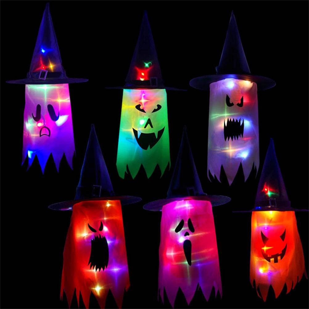 Sieben Halloween-Geisterdekorationen mit Hexenhüten. Jeder hat ein anderes gruseliges Gesicht und farbige Innenlichter auf schwarzem Hintergrund.