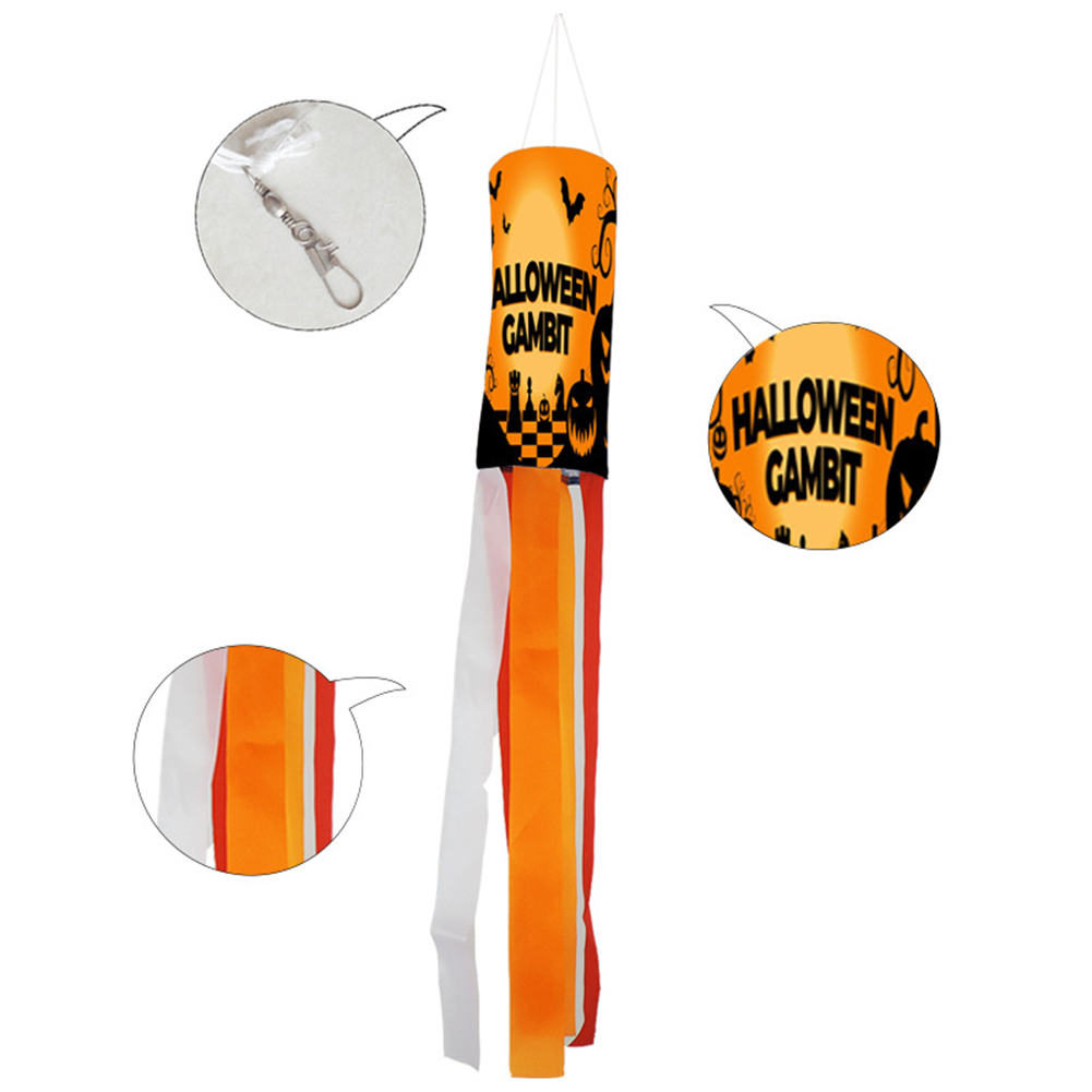 Ein Halloween-Windspiel mit orangefarbenen und weißen Bändern. Es hat die Worte 'Halloween Gambit' und Halloween-Grafiken.