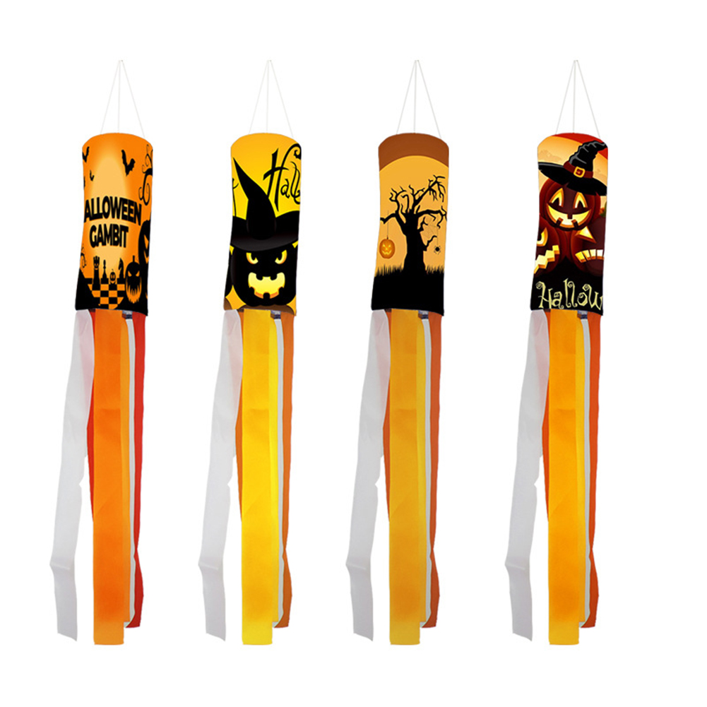 Vier Halloween-Windspiele. Jedes hat ein anderes Design: ein Schloss, eine Hexe, ein Baum mit Kürbis und ein Jack-o'-Lantern.