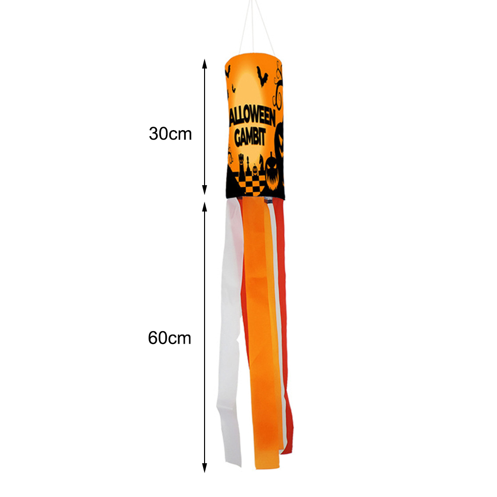 Oranger Halloween-Winddrachen mit schwarzem Text und Dekorationen. Er hat weiße, orangefarbene und rote Bänder. Abmessungen sind markiert.