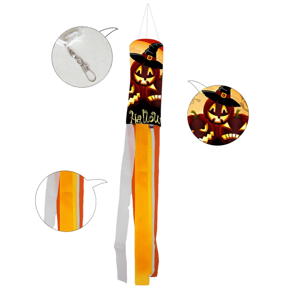 Ein Halloween-Windspiel. Es zeigt ein Kürbisgesicht mit Hexenhut. Das Windspiel hat orangefarbene, weiße und gelbe Bänder.