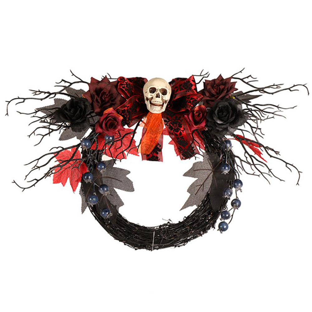Ein Halloween-Kranz mit Totenkopf, roten Rosen und schwarzen Beeren auf schwarzer Weinbasis, mit roten Blättern verziert.