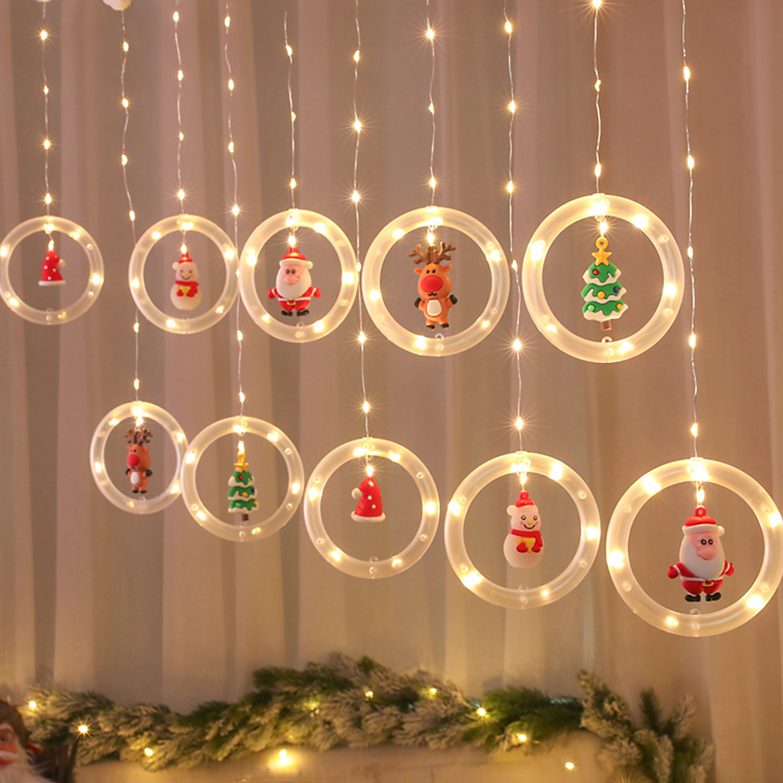 Weihnachtsbeleuchtung mit Ornamenten von Weihnachtsmann, Schneemann, Rentier und Weihnachtsbaum. Die Szene hat eine festliche und gemütliche Atmosphäre.