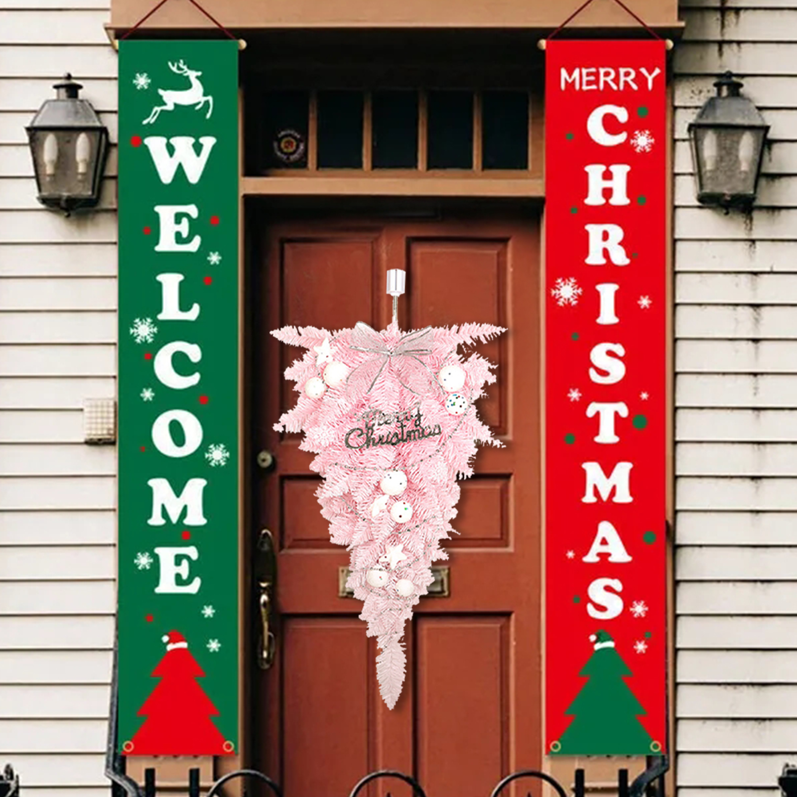 Eine Weihnachtsszene. Eine braune Tür wird von grünen und roten Bannern mit 'Willkommen' und 'Frohe Weihnachten' flankiert. Ein rosa Kranz hängt an der Tür.