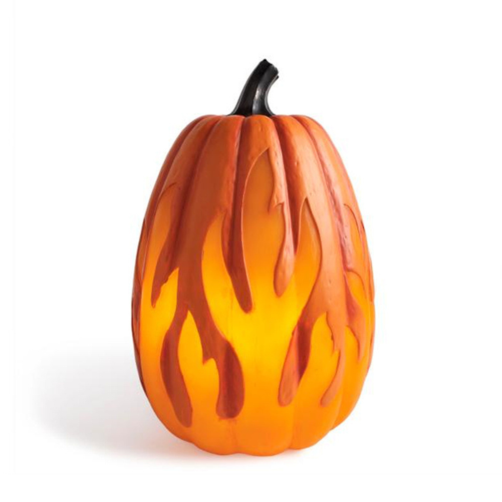 Eine orangefarbene, kürbisförmige Laterne mit flammenartigen Ausschnitten, von innen beleuchtet. Sie hat einen schwarzen Stiel und steht auf weißem Grund.