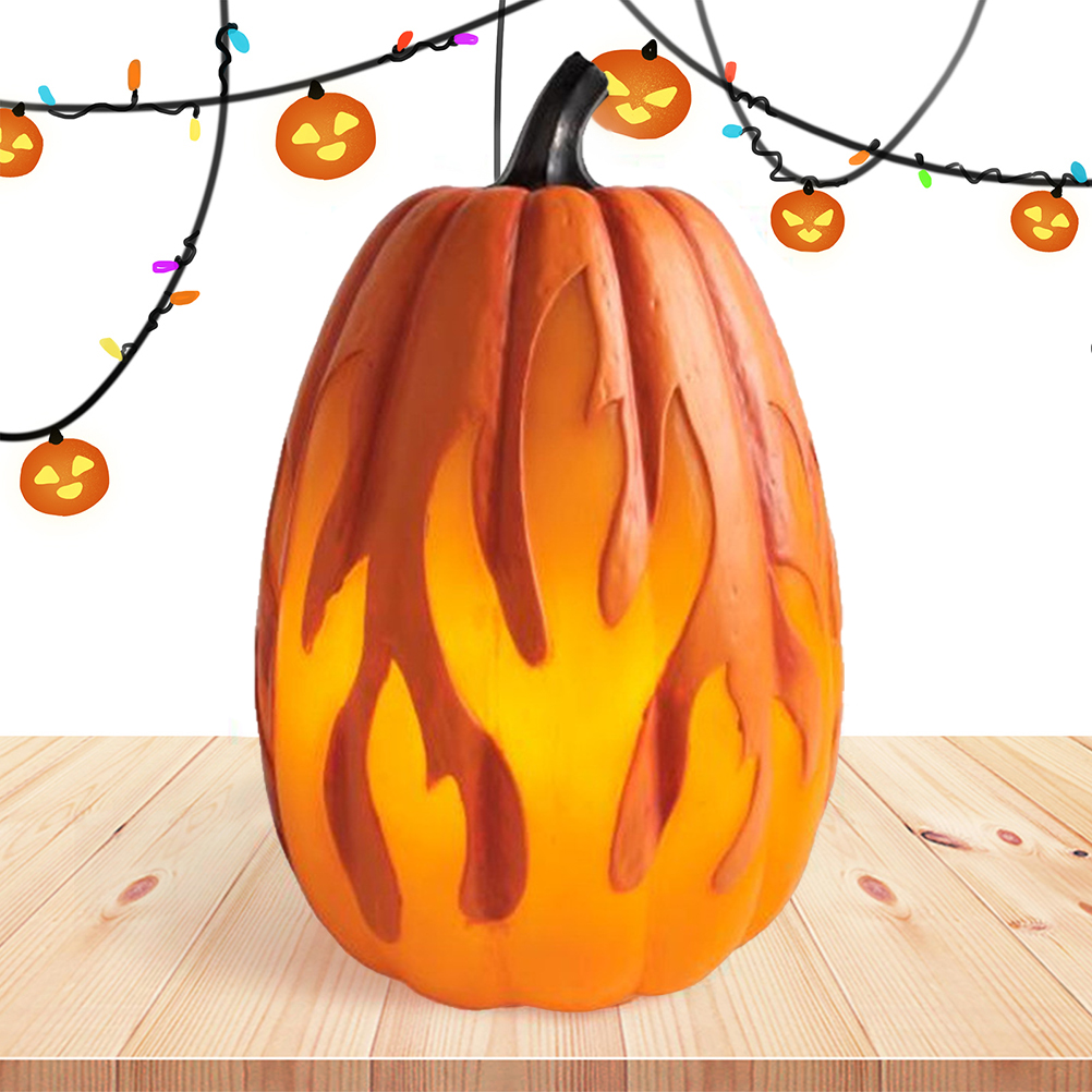 Ein großer oranger Kürbis mit flammartigen Designs steht auf einer Holzoberfläche. Lichterketten mit Kürbisgesichtern darüber, eine Halloween-Szene.