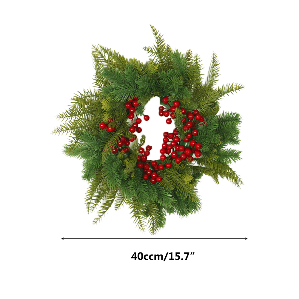 Ein Weihnachtskranz mit grünen Nadeln und roten Beeren. Der Kranz ist rund, mit weißem Hintergrund.