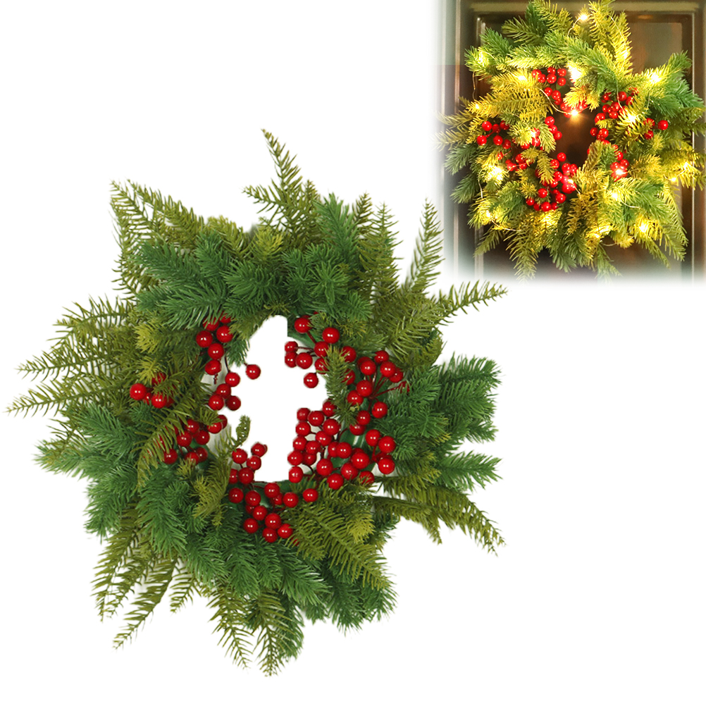 Ein Weihnachtskranz mit grünen Tannennadeln und roten Beeren. Eine kleinere Version mit Lichtern befindet sich oben rechts.