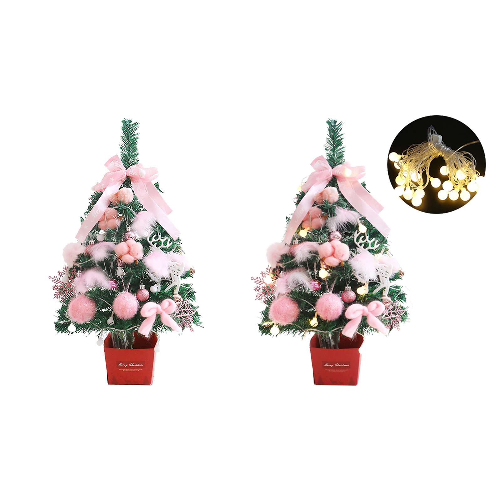 Zwei dekorierte Miniatur-Weihnachtsbäume mit rosa Ornamenten und Schleifen in roten Töpfen. Eine Lichterkette ist im Hintergrund.