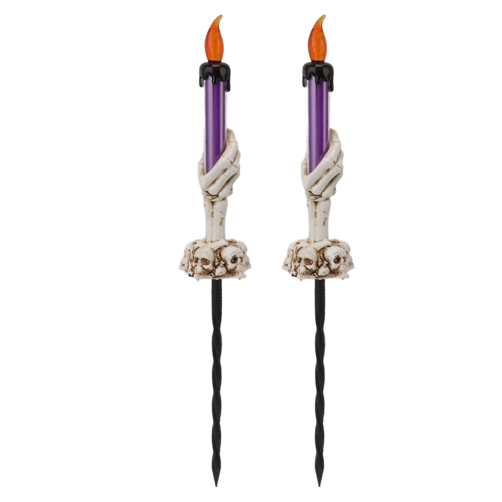 Zwei Halloween-Kerzen. Lila Kerze, gehalten von einer Skeletthand, mit orangefarbener Flamme. Schwarzer Sockel.