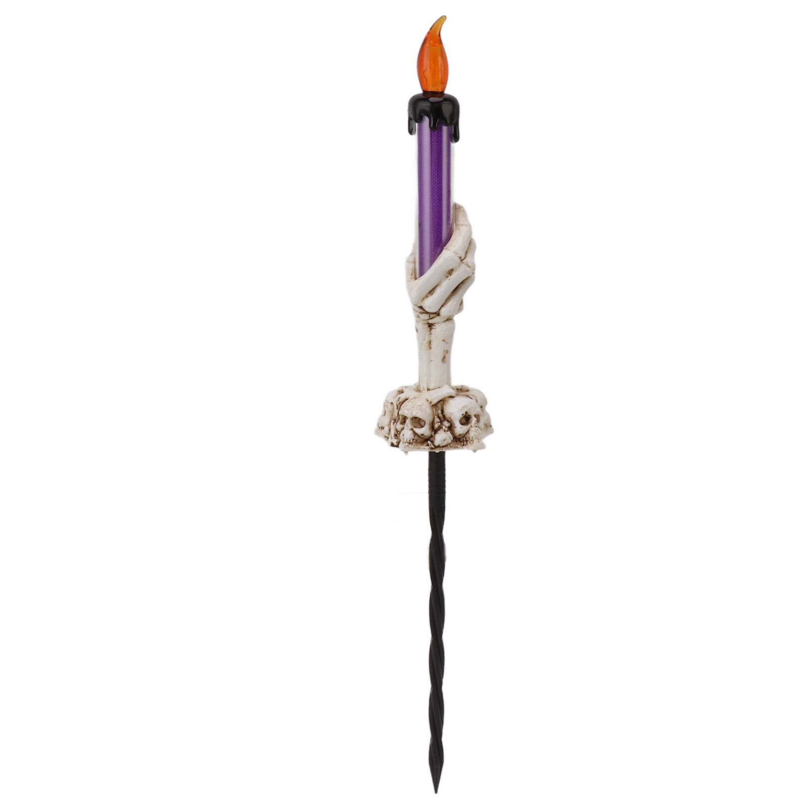Eine Halloween-Kerzendekoration. Eine lila Kerze mit schwarzem Wachstropfen, gehalten von einer Skeletthand, mit einer orangefarbenen Flamme.