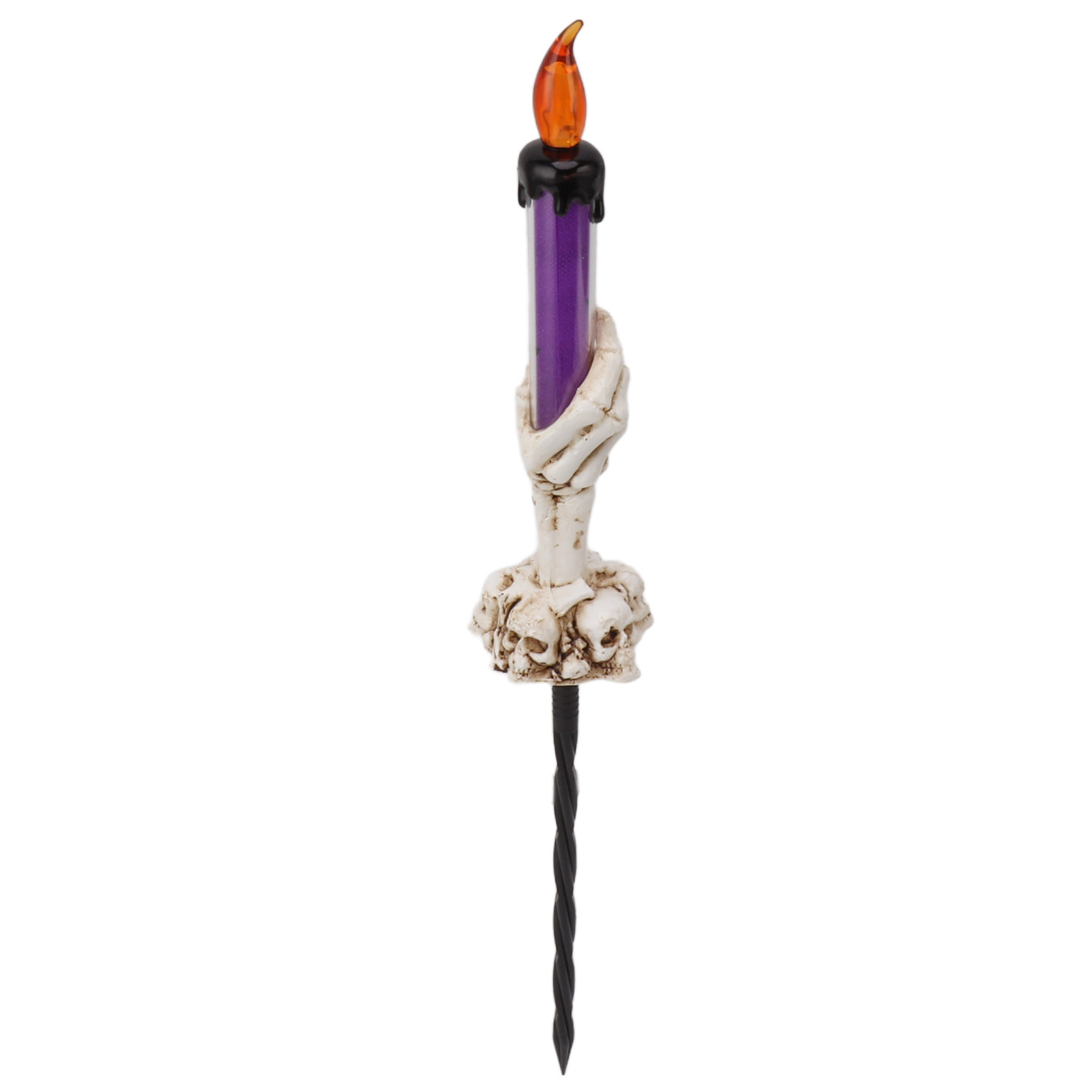 Eine Halloween-Kerze mit violettem Körper, schwarzem Wachstropfen und orangefarbener Flamme, gehalten von einer Skeletthand auf Totenkopfbasis.