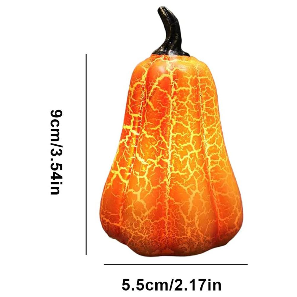 Ein orangefarbener Zierkürbis mit Rissmuster, schwarzem Stiel und Größenangaben. Er ist 9 cm hoch und 5,5 cm breit.