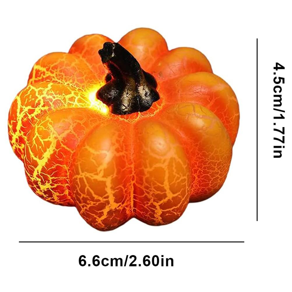 Ein oranger Kürbis mit schwarzem Stiel. Die Maße sind 6,6 cm/2,60 Zoll breit und 4,5 cm/1,77 Zoll hoch.
