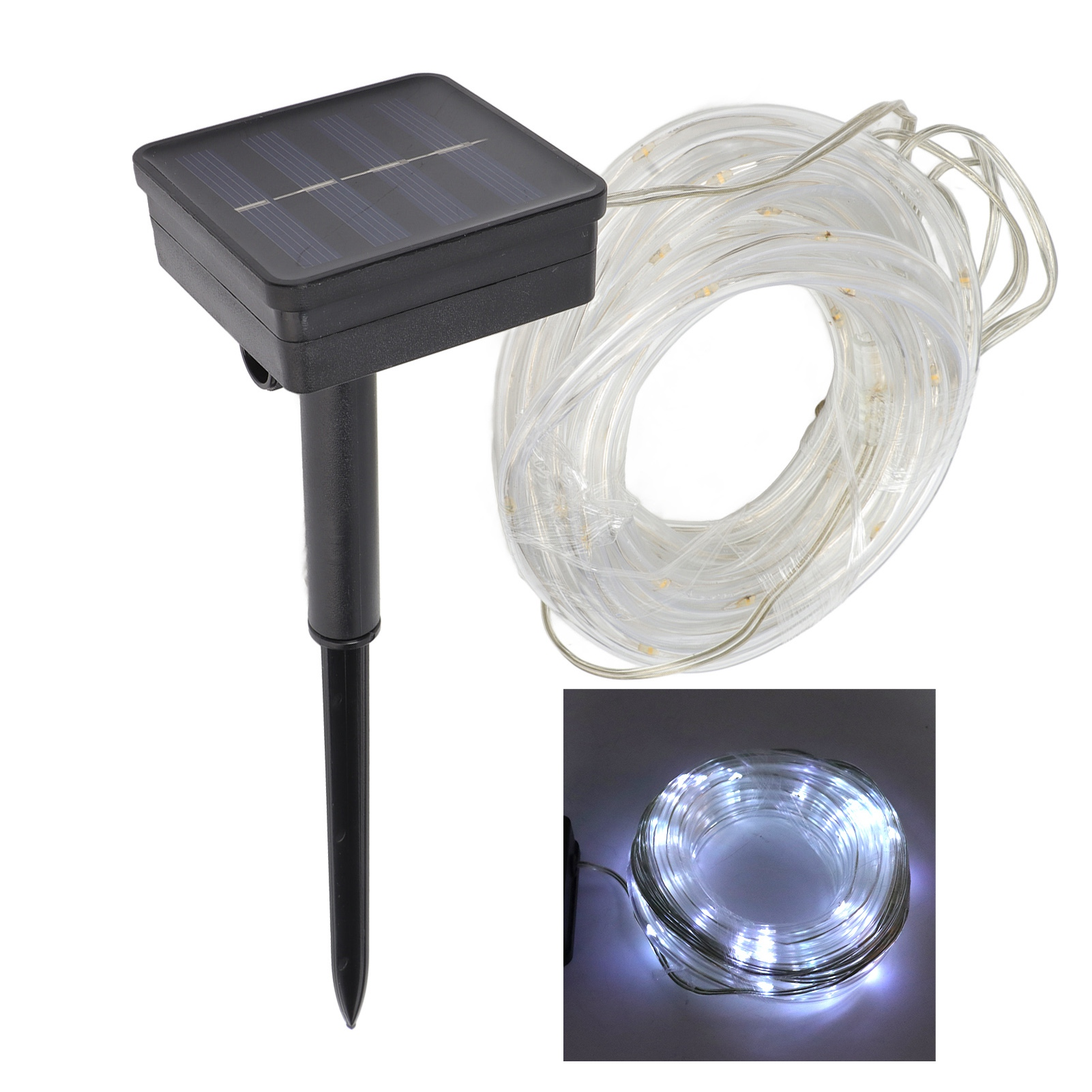 Solarbetriebene Lichterkette. Mit schwarzem Solarpanel, schwarzem Pfahl und einem Bündel klarer Lichter. Eine kleinere beleuchtete Anzeige.