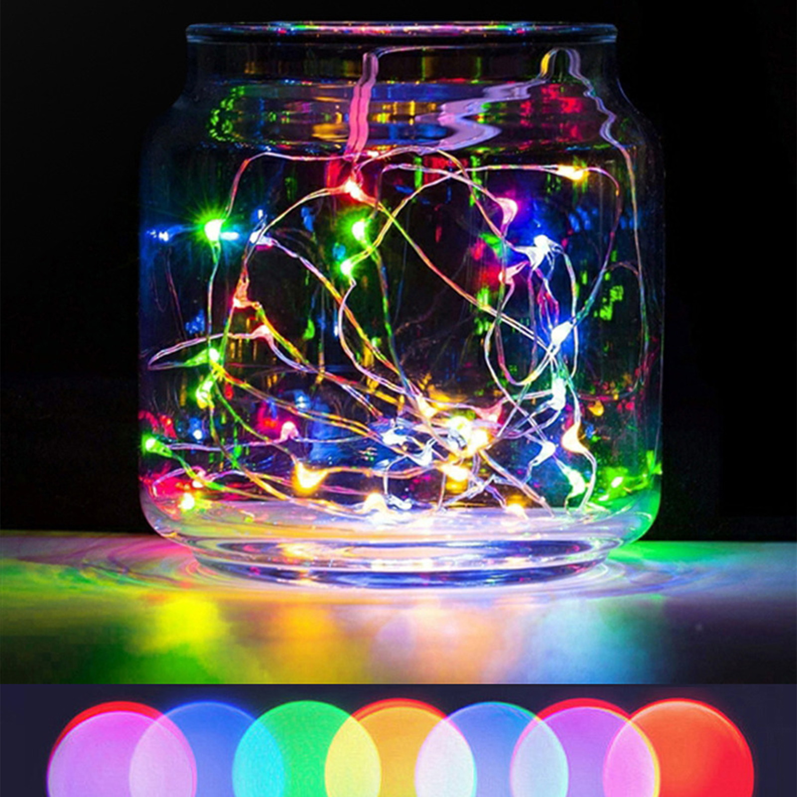 Ein Glas mit bunten LED-Leuchten. Die Lichter sind eine Mischung aus Grün, Blau, Rot und Gelb. Schwarzer Hintergrund.