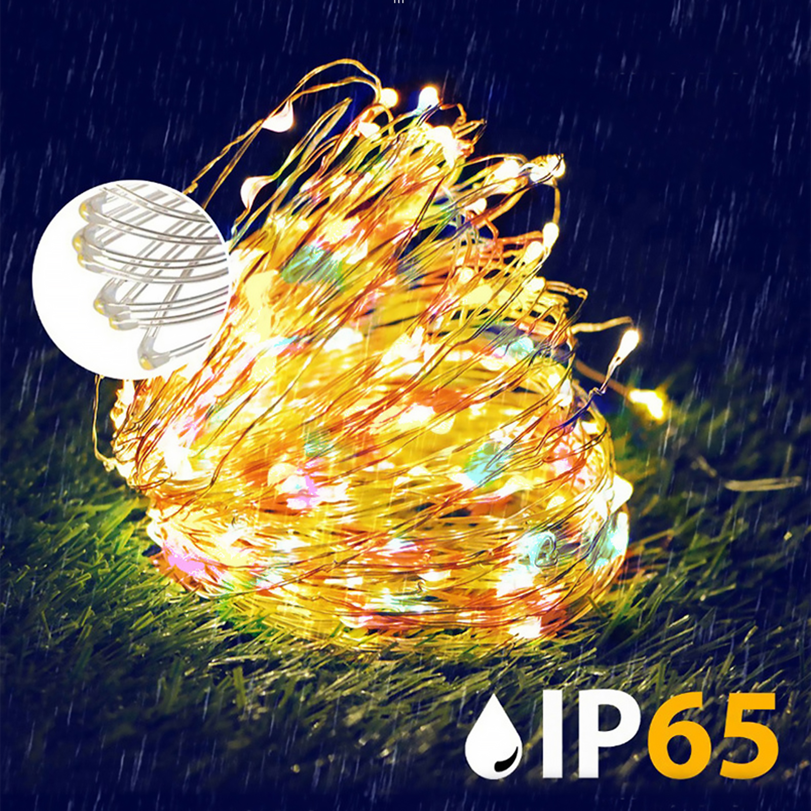 Ein Bündel Lichterketten auf Gras mit Regentropfen und der Schutzart IP65. Enthält eine Nahaufnahme einer Lichtschnur.