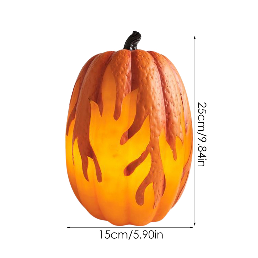 Ein orangefarbener Kürbis mit flammenartigen Aussparungen, von innen beleuchtet. Er hat einen schwarzen Stiel. Maße: 25 cm hoch, 15 cm breit.