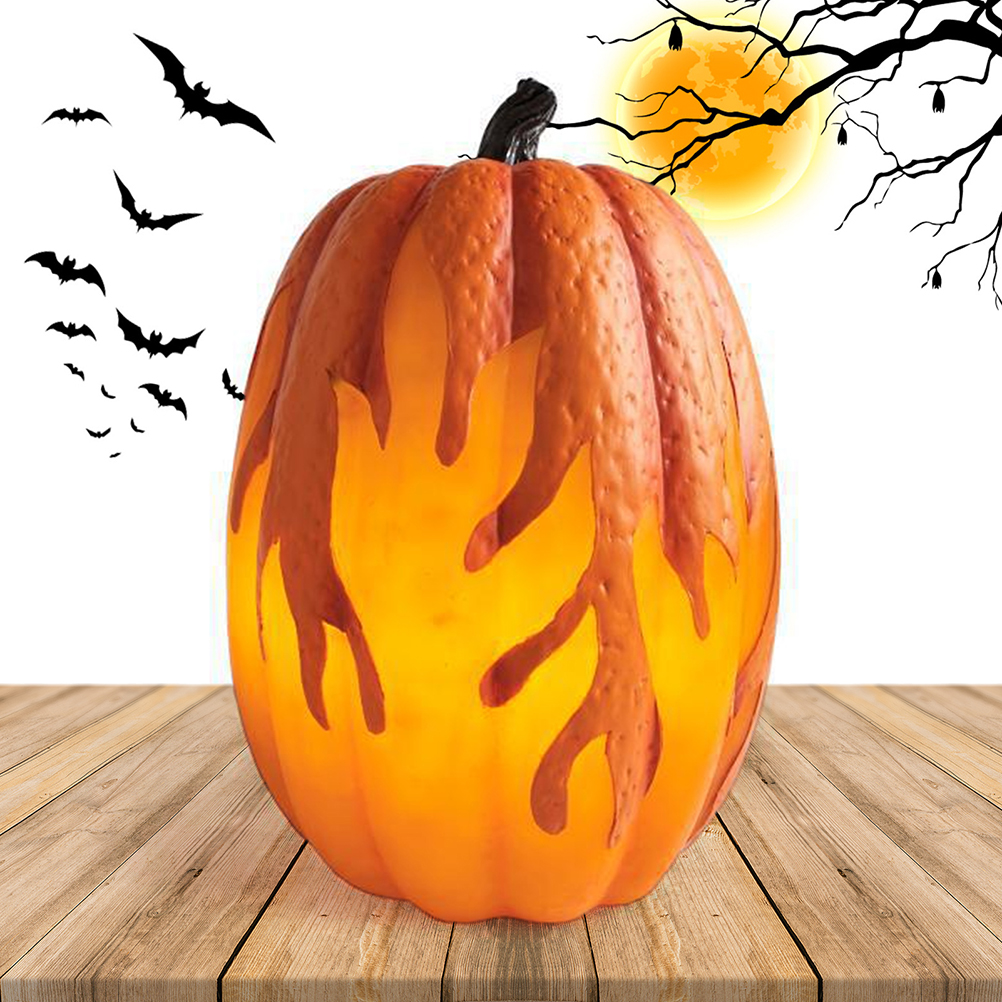 Beleuchteter Kürbis auf Holzoberfläche. Fledermäuse und Vollmond im Hintergrund. Halloween-Thema.