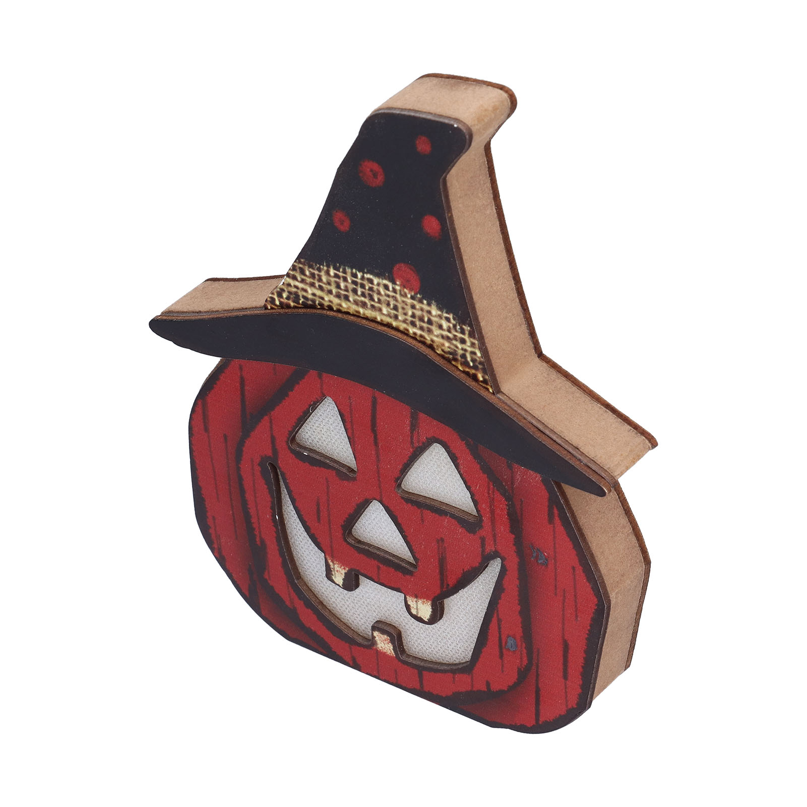 Hölzerne Halloween-Dekoration: roter Kürbis mit Hexenhut, vor weißem Hintergrund.