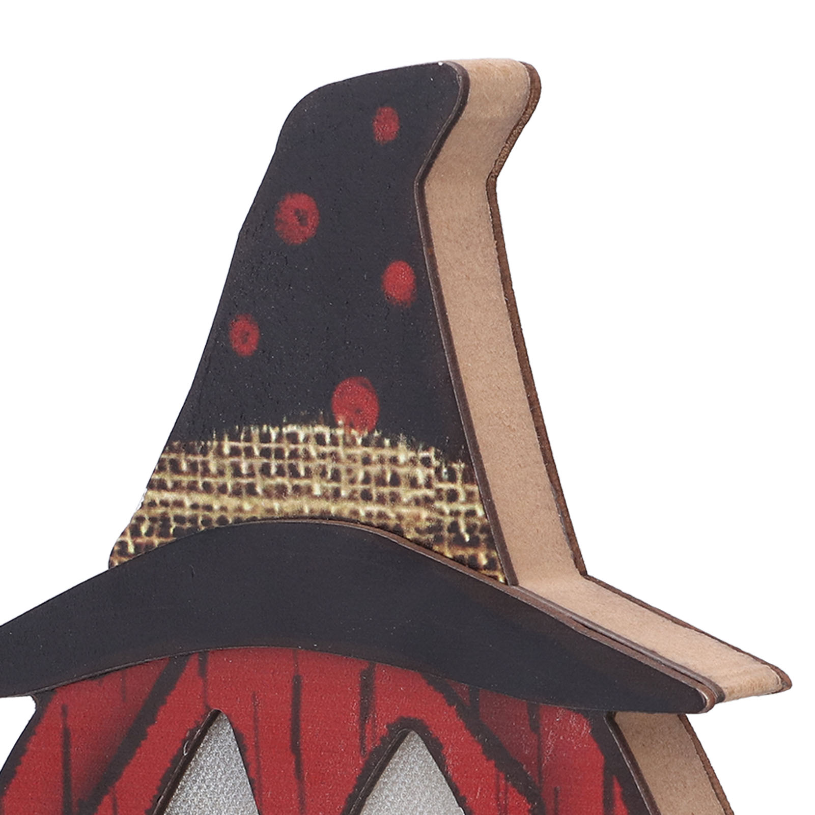 Nahaufnahme einer hölzernen Halloween-Dekoration. Sie zeigt einen schwarzen Hexenhut mit roten Tupfen und ein rot-schwarzes Gesicht.