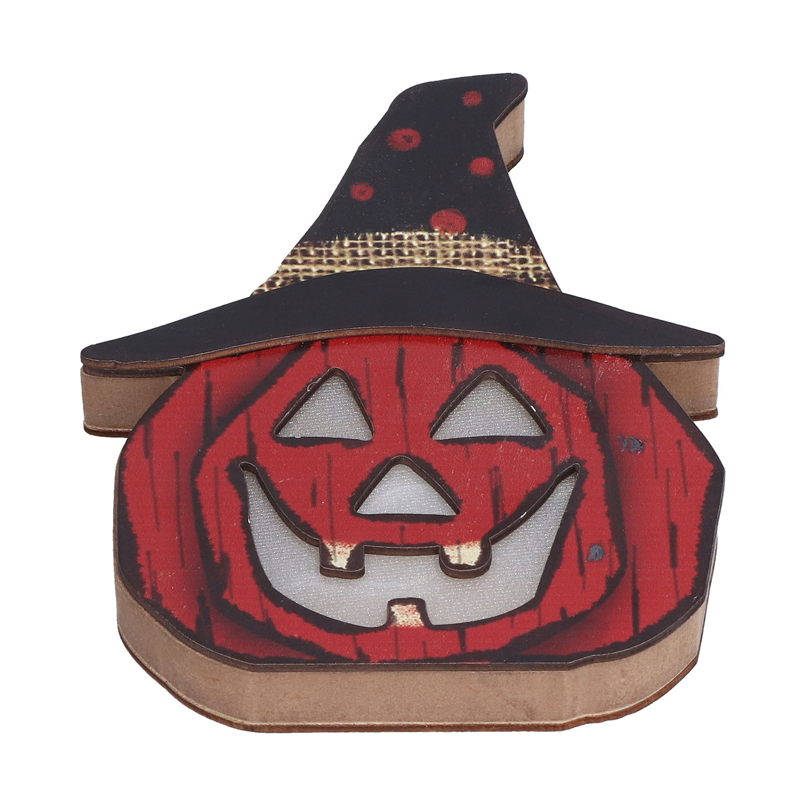 Hölzerne Halloween-Dekoration: roter Kürbis mit Hexenhut. Der Kürbis hat ein lächelndes Gesicht, und der Hut ist schwarz mit roten Punkten.