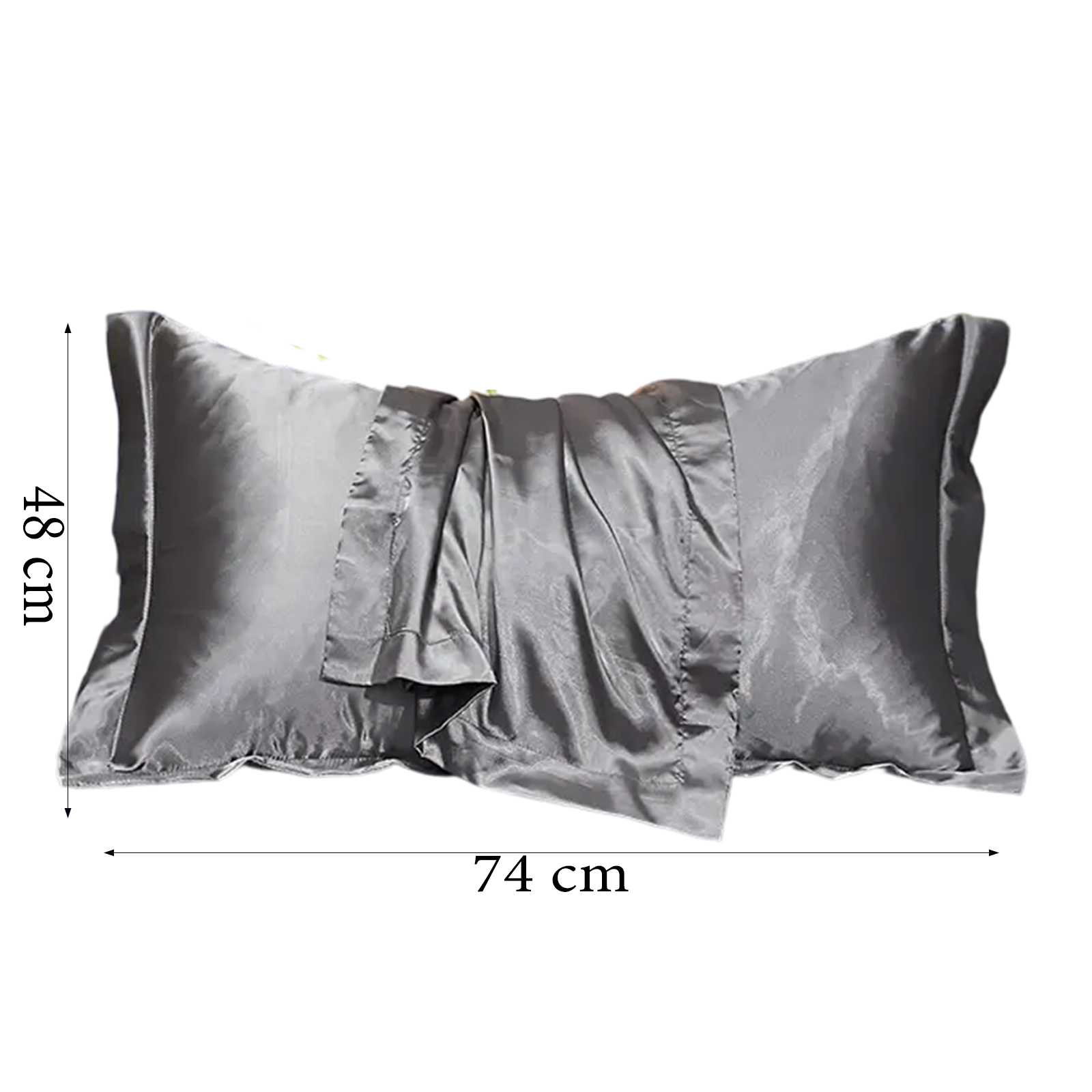 Ein graues Seidenkissen, 48 cm hoch und 74 cm breit, mit einem gefalteten Stoffstück obenauf.