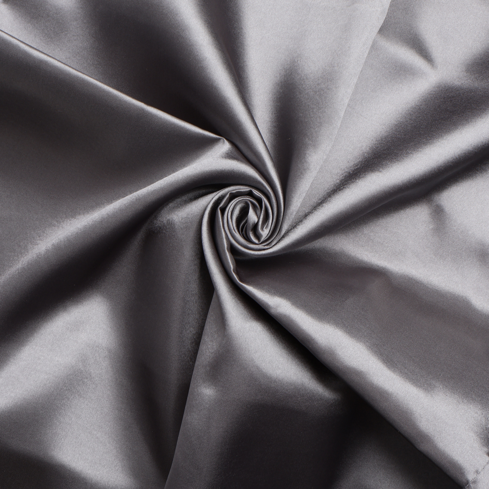Nahaufnahme von grauem Satin, der sich nach innen spiralförmig dreht. Der Stoff hat einen glänzenden Glanz mit sichtbaren Falten.