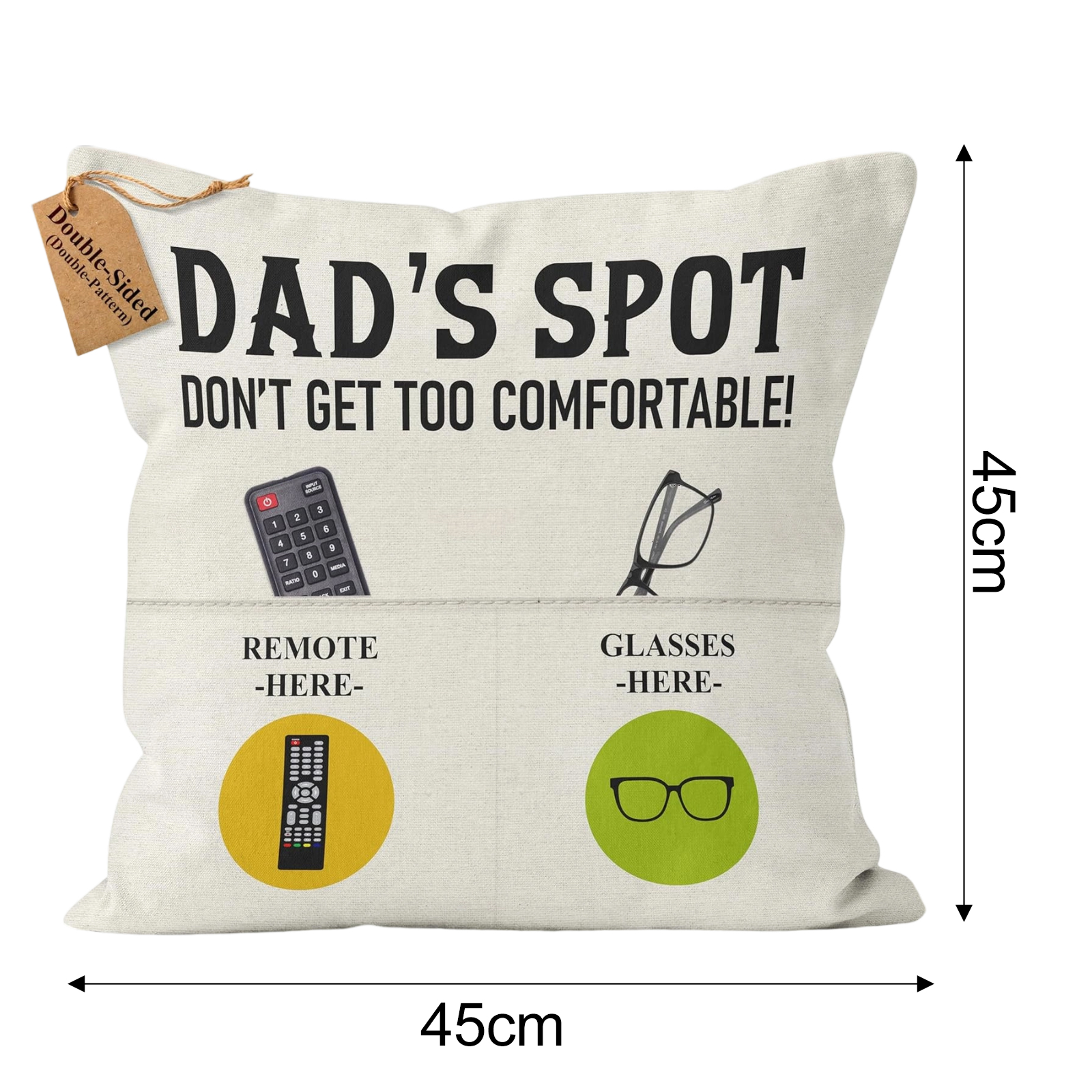 Kissen mit Text 'DAD'S SPOT' und Abbildungen einer Fernbedienung und einer Brille. Abmessungen von 45x45cm sind angegeben.