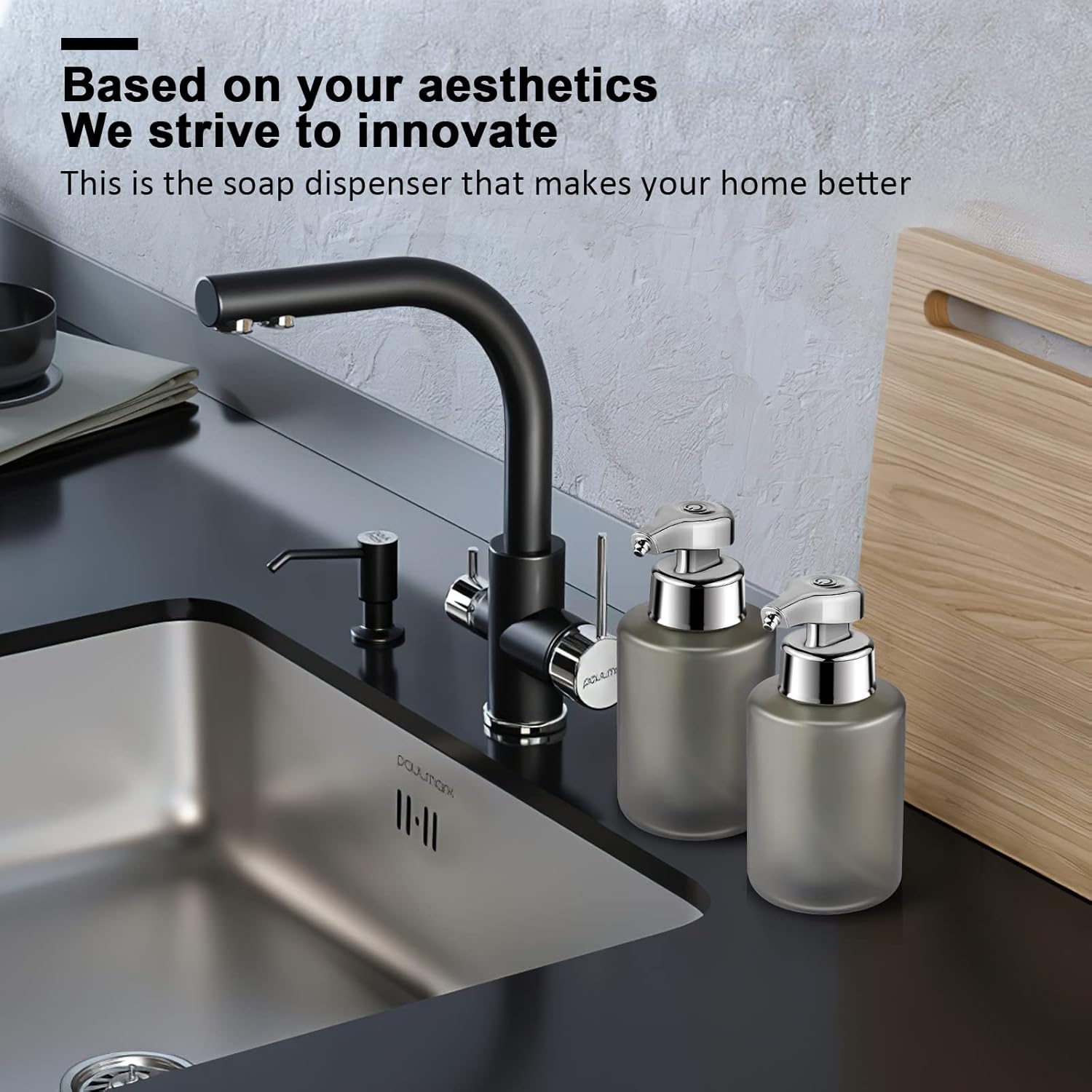Eine moderne Küchenszene mit Spüle, Wasserhahn und Seifenspendern. Die Spender sind silbern und mattiert.