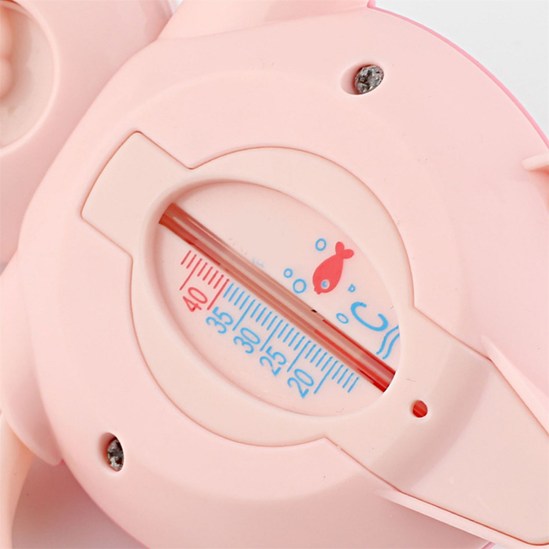 Ein rosa Thermometer mit roter Flüssigkeit. Es hat eine Fischgrafik und Temperaturmarkierungen.