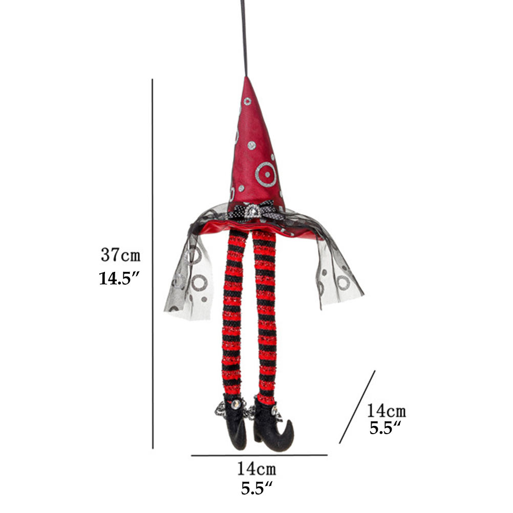 Eine hängende Halloween-Dekoration mit Hexenhut und -beinen. Der Hut ist rot mit silbernen Kreisen. Die Beine sind rot und schwarz gestreift mit schwarzen Schuhen.