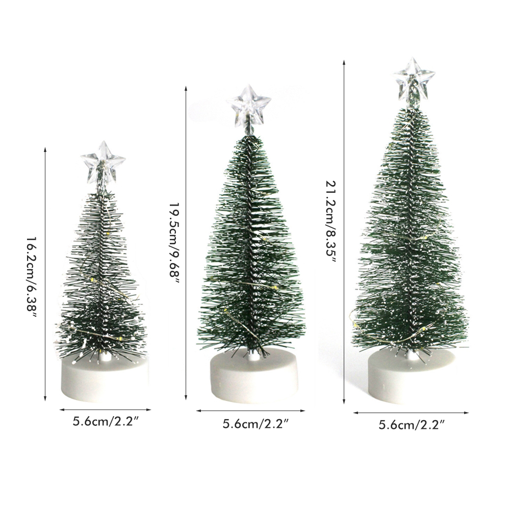 Drei kleine Weihnachtsbäume. Jeder hat einen Stern oben drauf. Sie sind grün mit weißen Basen. Maße sind angegeben.