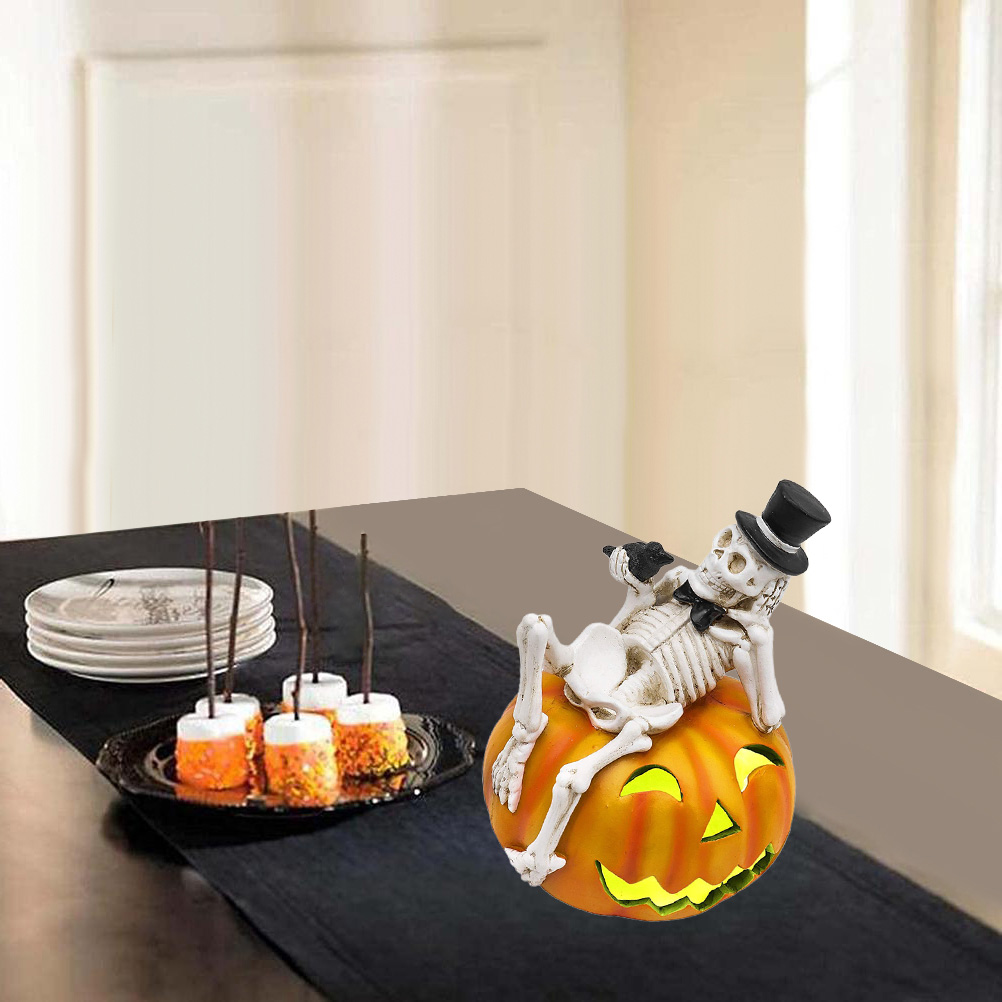 Ein Skelett mit Zylinder ruht auf einem leuchtenden Kürbis. Marshmallow-Leckereien und Teller stehen auf dem Tisch. Halloween-Szene.