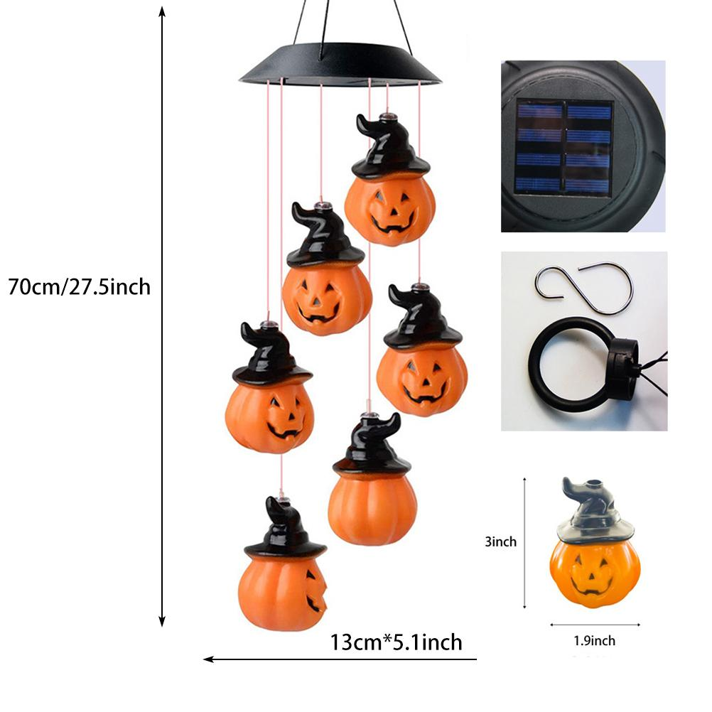 Ein Halloween-Windspiel mit orangefarbenen Kürbisornamenten und schwarzen Hexenhüten. Es gibt ein Solarpanel, einen Haken und Maße.