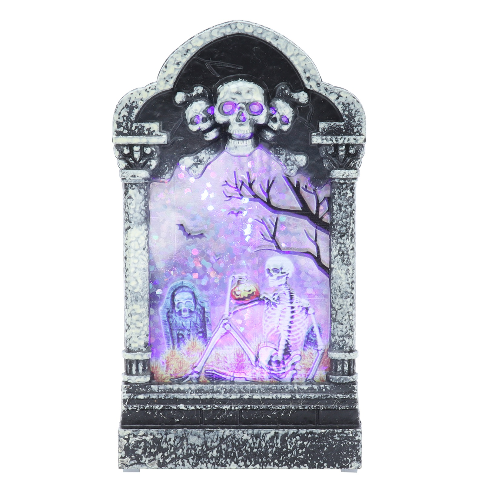 Eine Halloween-Dekoration mit Grabstein-Design, mit Totenköpfen, Skeletten und einem Kürbis, beleuchtet mit lila Licht.