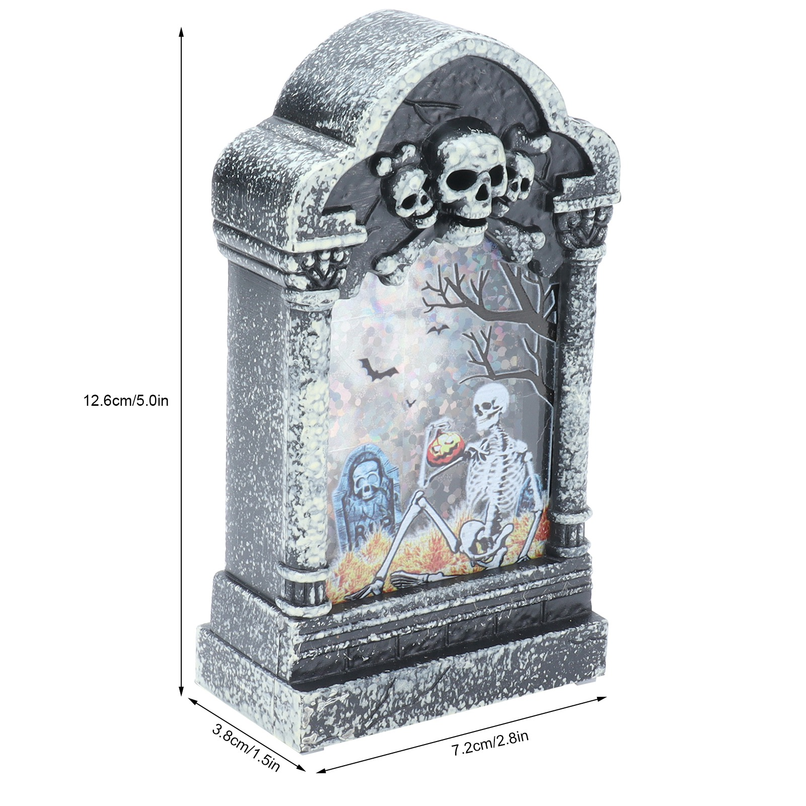 Ein Halloween-Grabstein mit Totenköpfen, einem Skelett mit Kürbis und einem Grab. Es hat ein gruseliges, festliches Design.