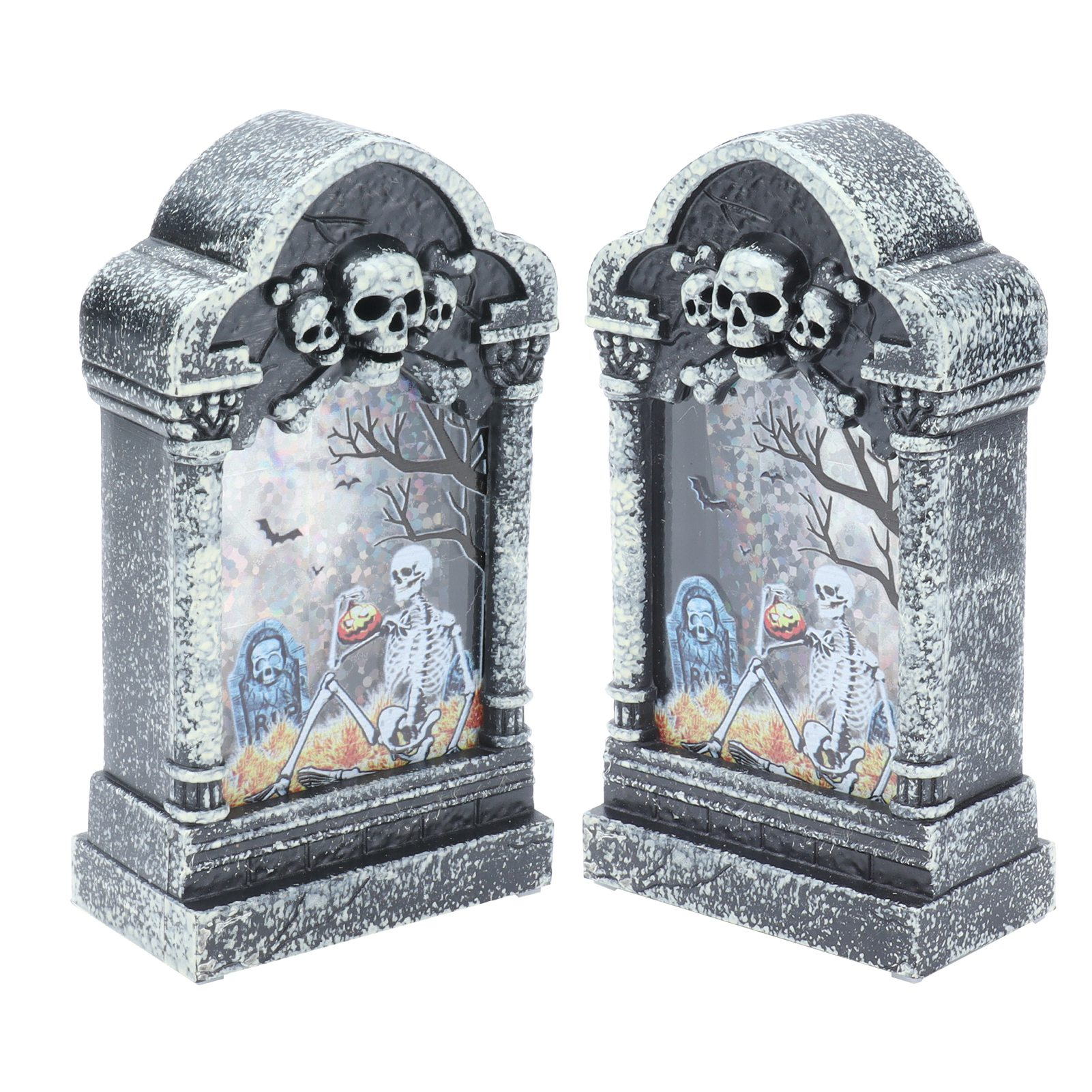 Zwei Halloween-Grabsteindekorationen. Jede zeigt Schädel, Skelette und eine Friedhofsszene mit Feuer.