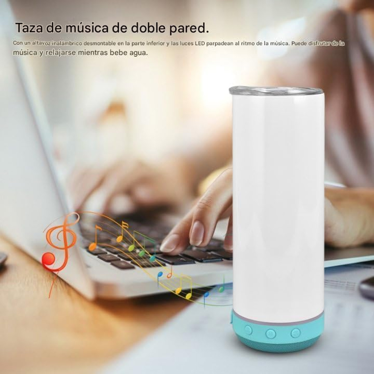 Ein weiß-türkisfarbener Becher-Lautsprecher steht neben einem Laptop. Eine Hand tippt auf der Tastatur. Musiknoten sind überlagert.
