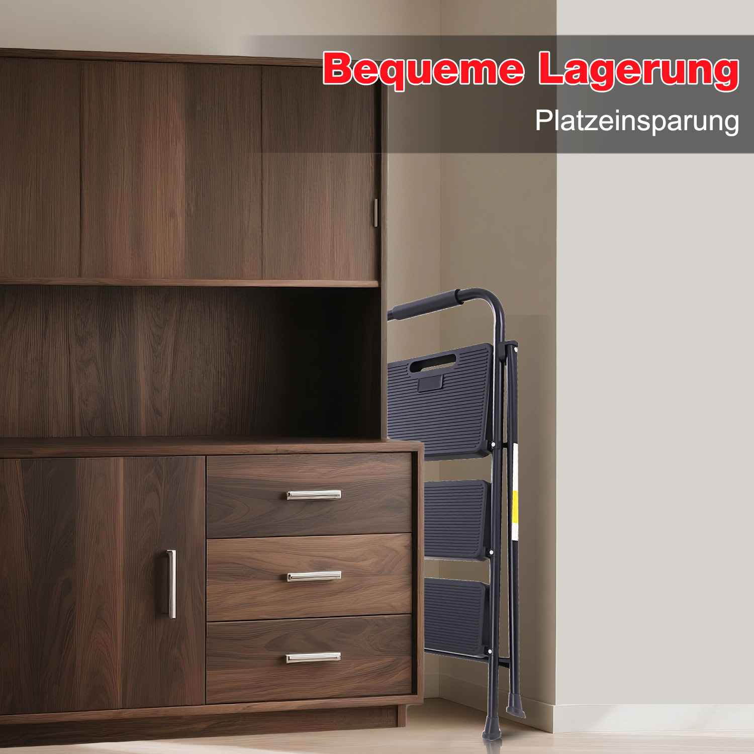 Eine schwarze, zusammenklappbare Trittleiter steht neben einem Holzschrank. Text über der Leiter: 'Bequeme Lagerung' und 'Platzeinsparung'.